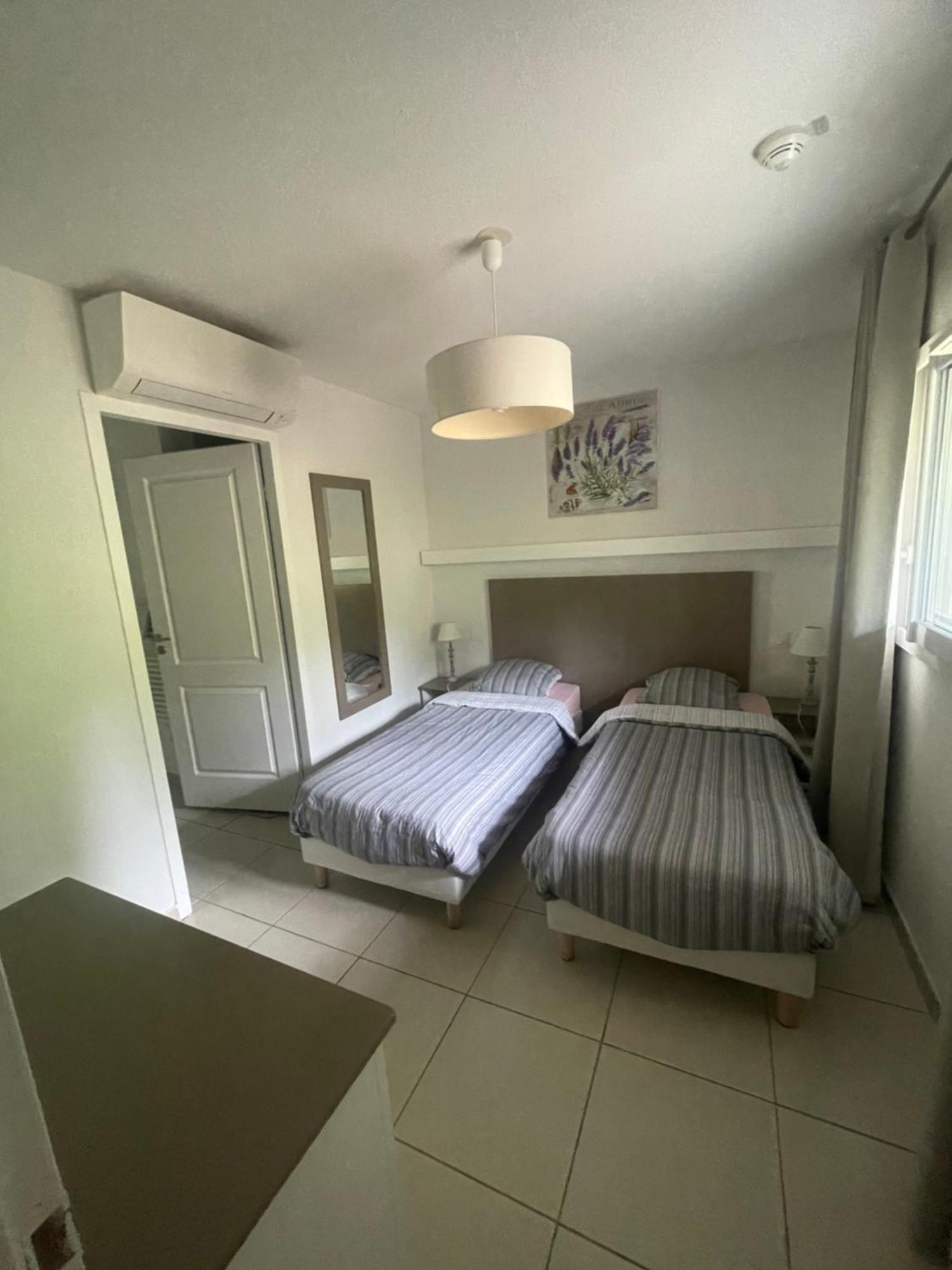 Apartmán Meuble 6 Personnes Remoulins Exteriér fotografie